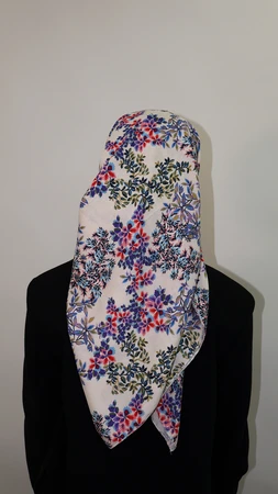 מטפחת מרובעת דגם יערה