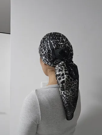 מטפחת מרובעת מנומר אפור