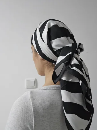 מטפחת מרובעת פסים שחור לבן