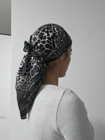 מטפחת מרובעת מנומר אפור