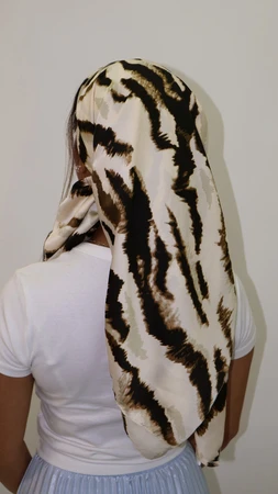 מטפחת לונג צר דגם זברה בז'